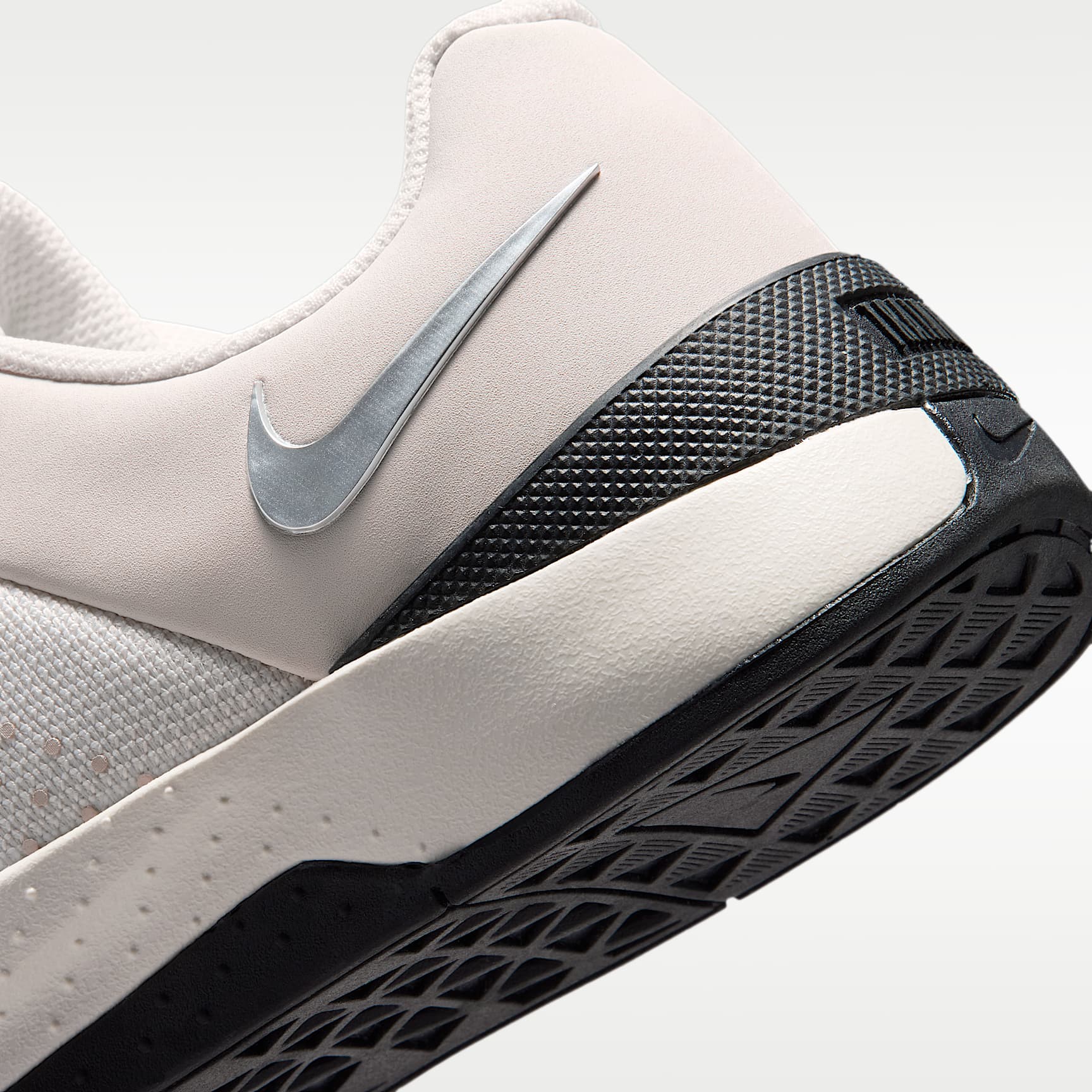 Nike MC Trainer 4 Trainingsschuh (Damen) – Phantom/Schwarz/Metallic Silver