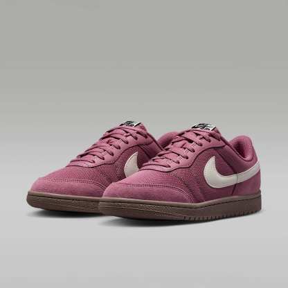Air Jordan Skyline Low Damenschuh – Desert Berry/Schwarz/Gum Medium Brown/Sail