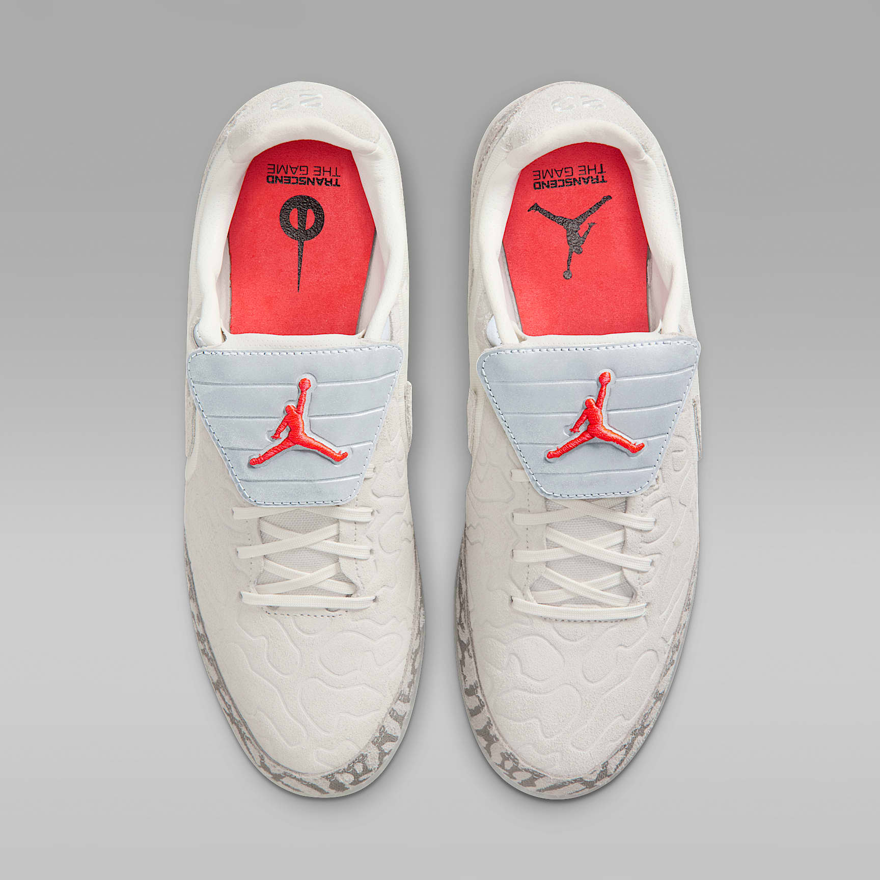 Jordan Tiempo Streetgato SE Low-Top-Fußballschuh für Hallen- und Hartplätze – Phantom/Infrared 23/Sail