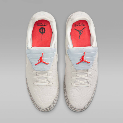Jordan Tiempo Streetgato SE Low-Top-Fußballschuh für Hallen- und Hartplätze – Phantom/Infrared 23/Sail