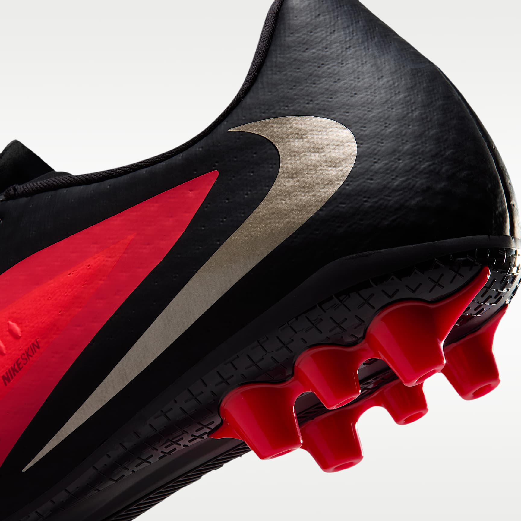 Nike Phantom 6 Low Academy Fußballschuh für Kunstrasen – Bright Crimson/Schwarz/Blur