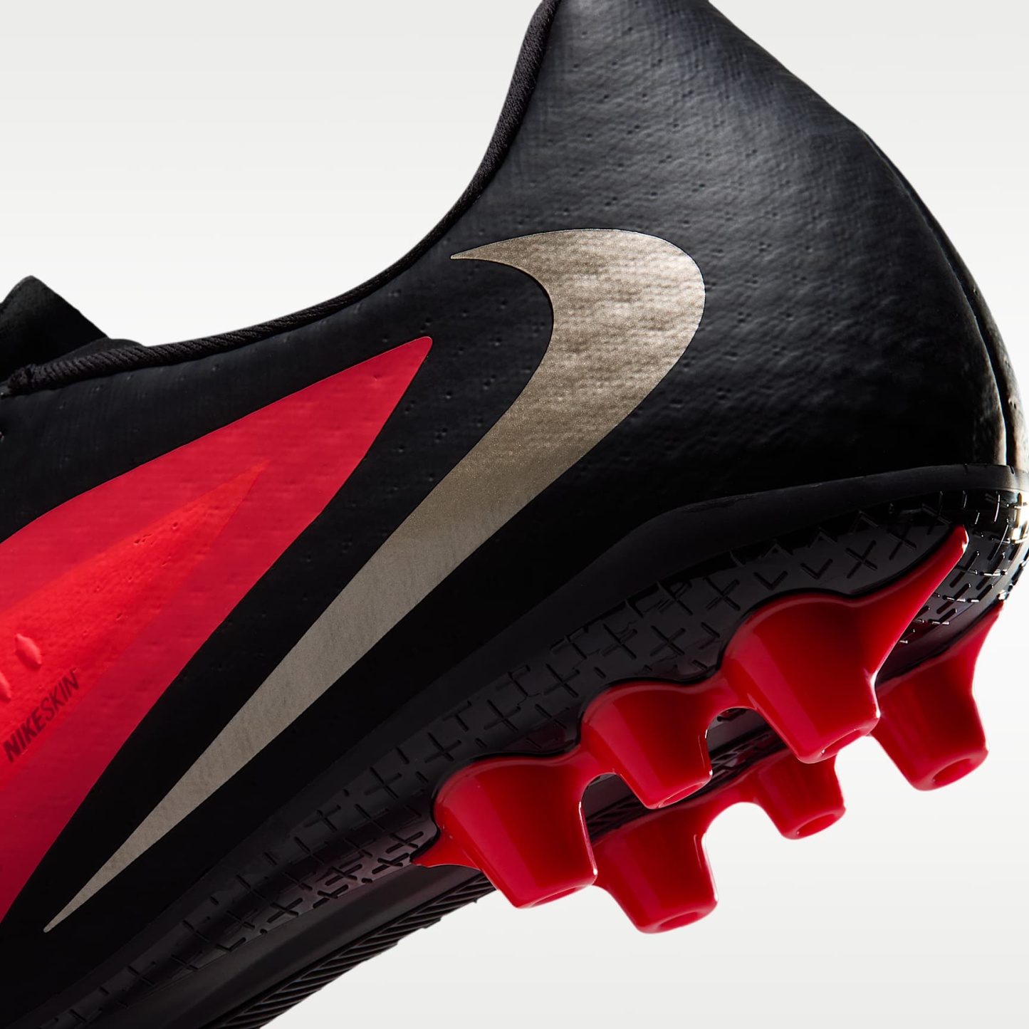 Nike Phantom 6 Low Academy Fußballschuh für Kunstrasen – Bright Crimson/Schwarz/Blur