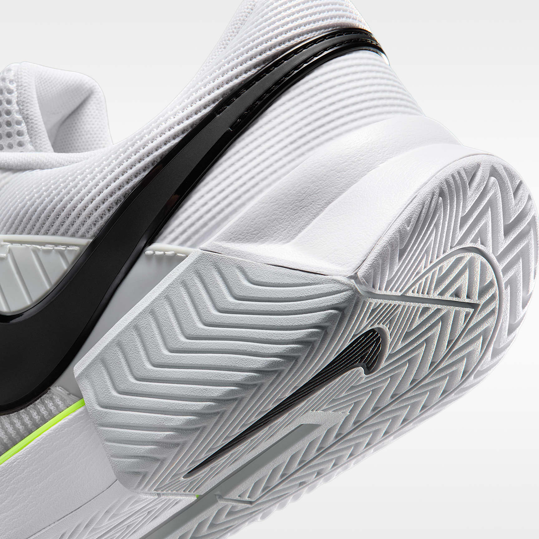 Nike GP Challenge 1.5 Hartplatz-Tennisschuh (Herren) – Weiß/Pure Platinum/Volt/Schwarz