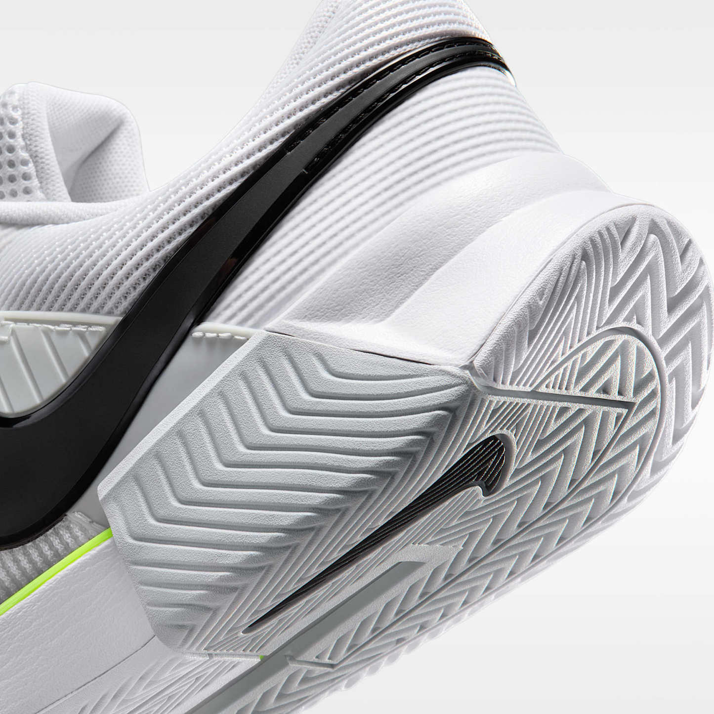 Nike GP Challenge 1.5 Hartplatz-Tennisschuh (Herren) – Weiß/Pure Platinum/Volt/Schwarz