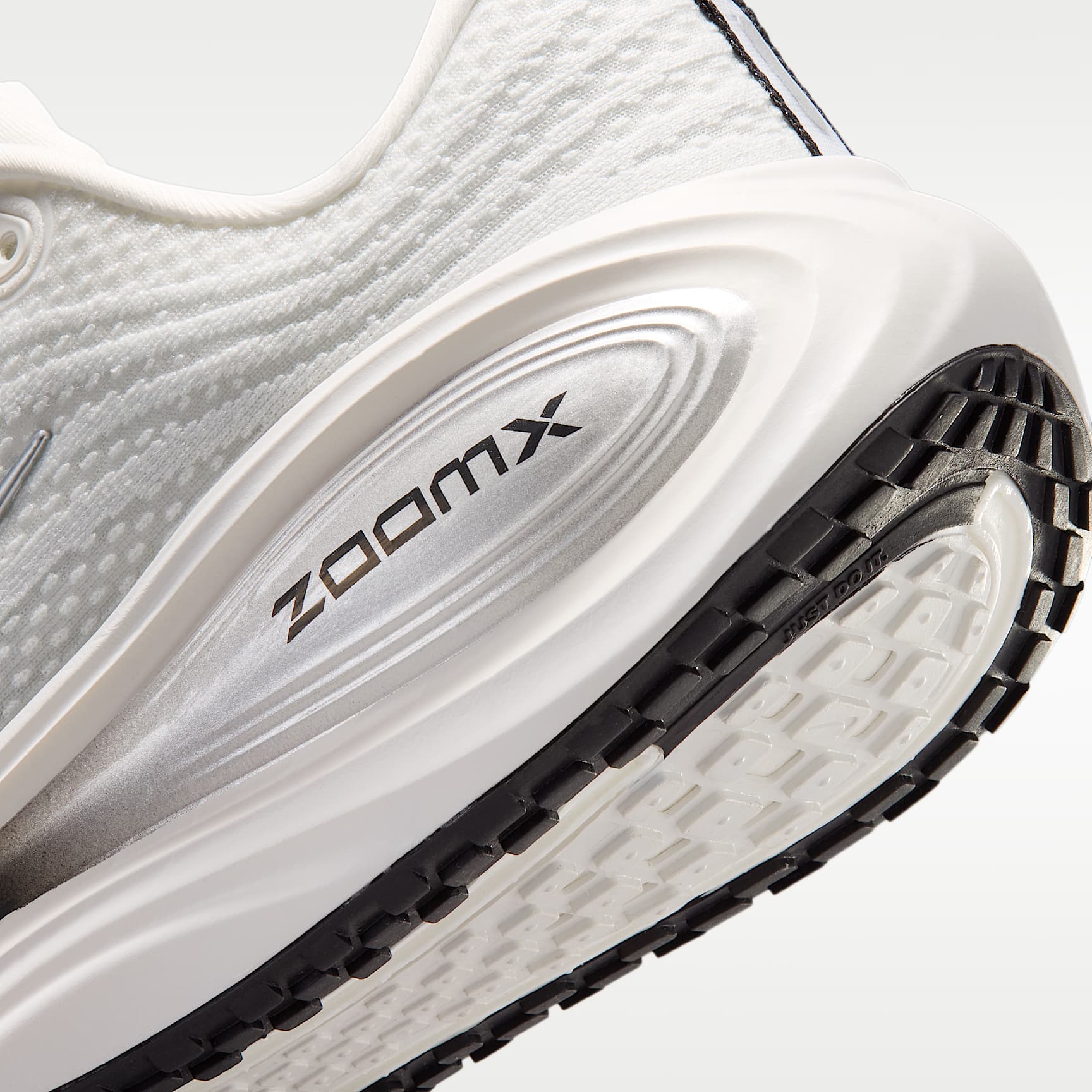 Nike Vomero Plus Straßenlaufschuh (Damen) – Summit White/Sail/Anthracite/Metallic Silver