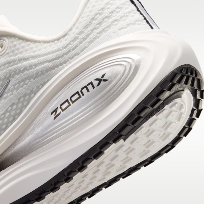 Nike Vomero Plus Straßenlaufschuh (Damen) – Summit White/Sail/Anthracite/Metallic Silver