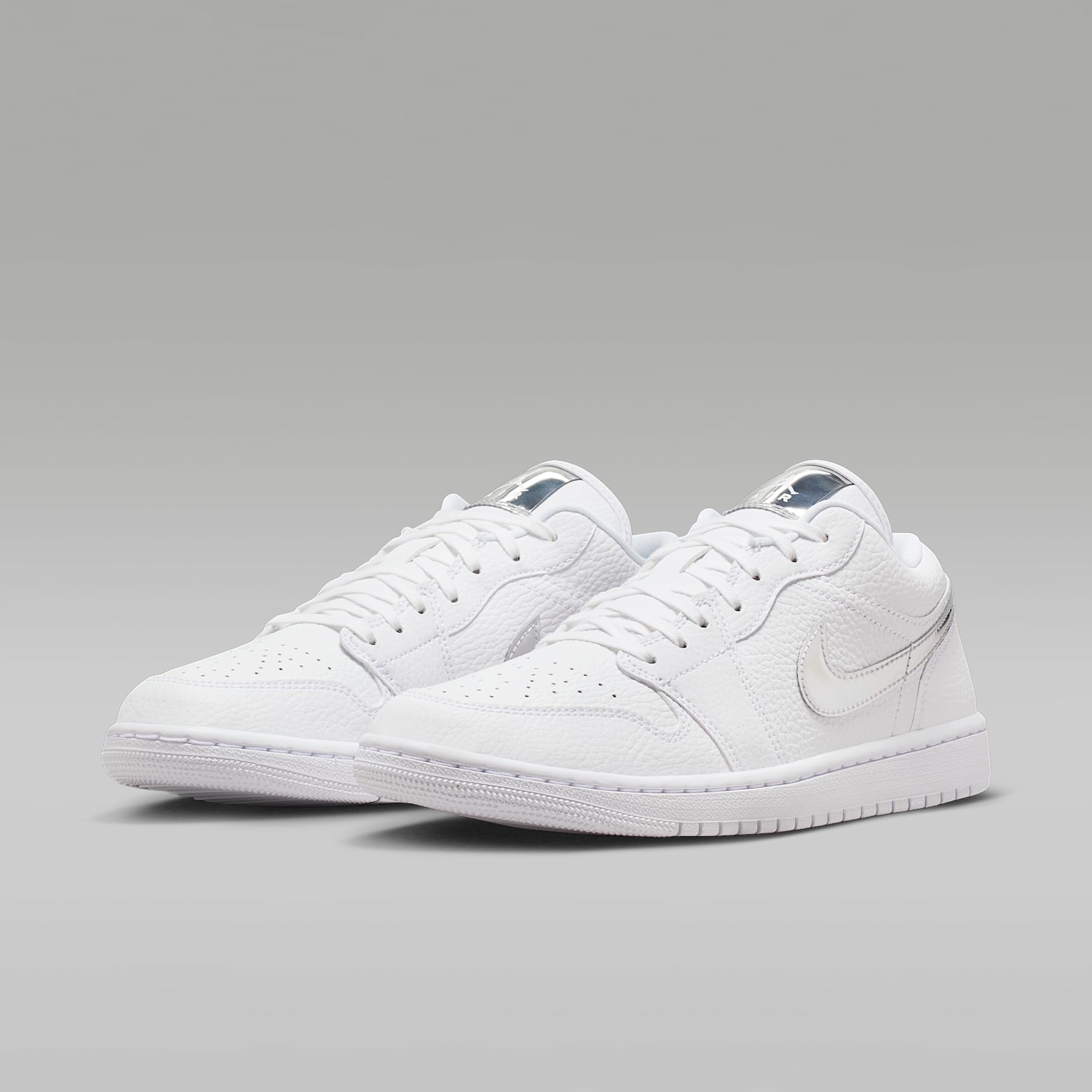 Air Jordan 1 Low SE Damenschuh – Weiß/Weiß/Metallic Silver/Weiß