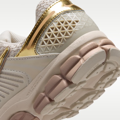 Nike Zoom Vomero 5 Schuh (Damen) – Light Orewood Brown/Hemp/Phantom/Metallic Gold