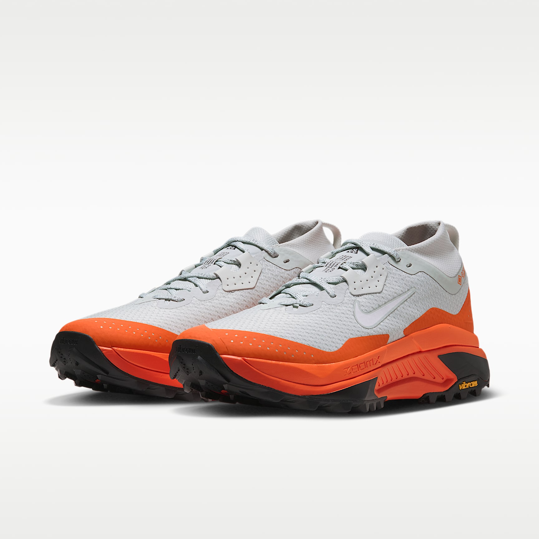ACG Zegama Trail GORE-TEX wasserdichter Traillaufschuh (Herren) – Light Silver/Safety Orange/Schwarz/Summit White