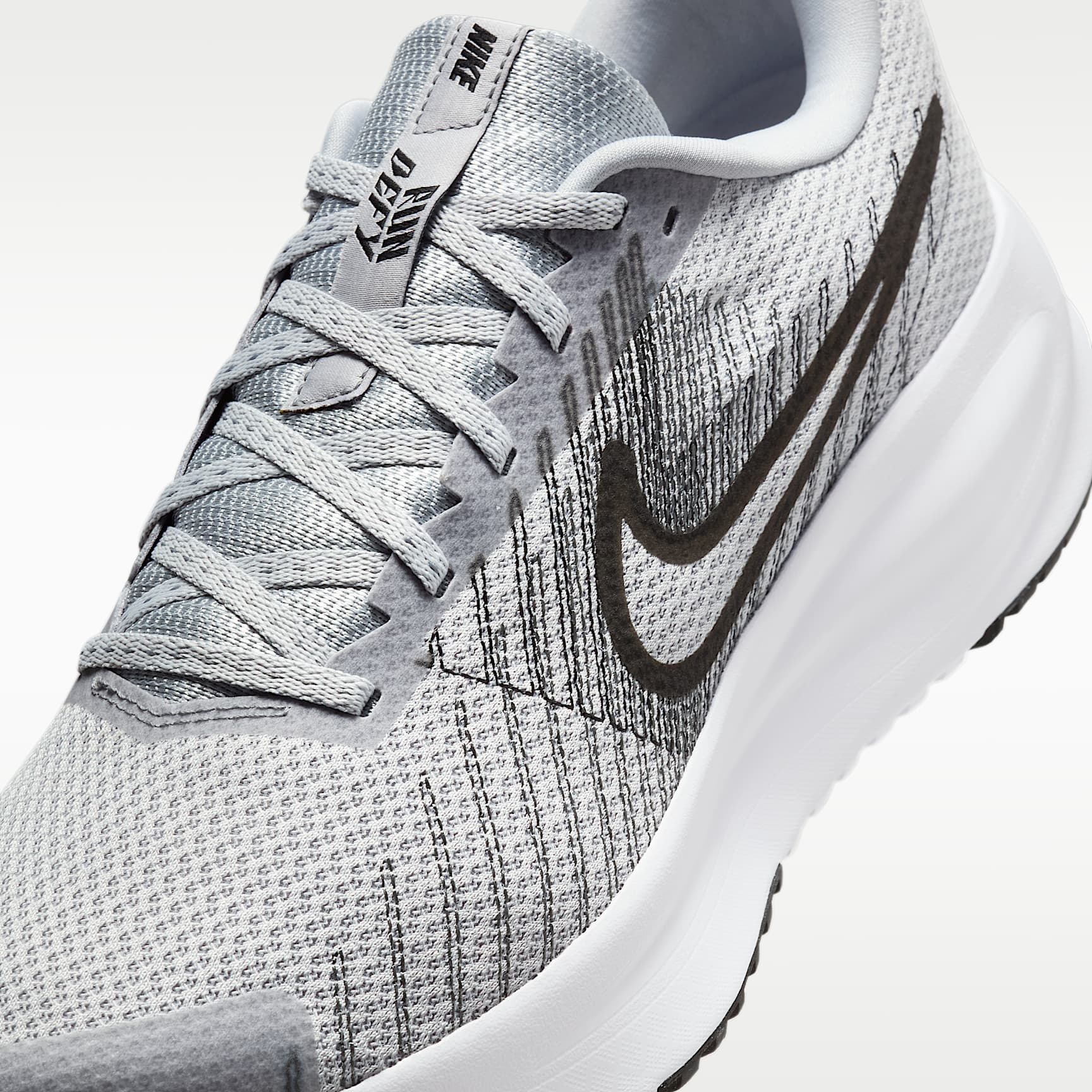 Nike Run Defy Straßenlaufschuh (Herren) – Wolf Grey/Weiß/Iron Grey/Schwarz