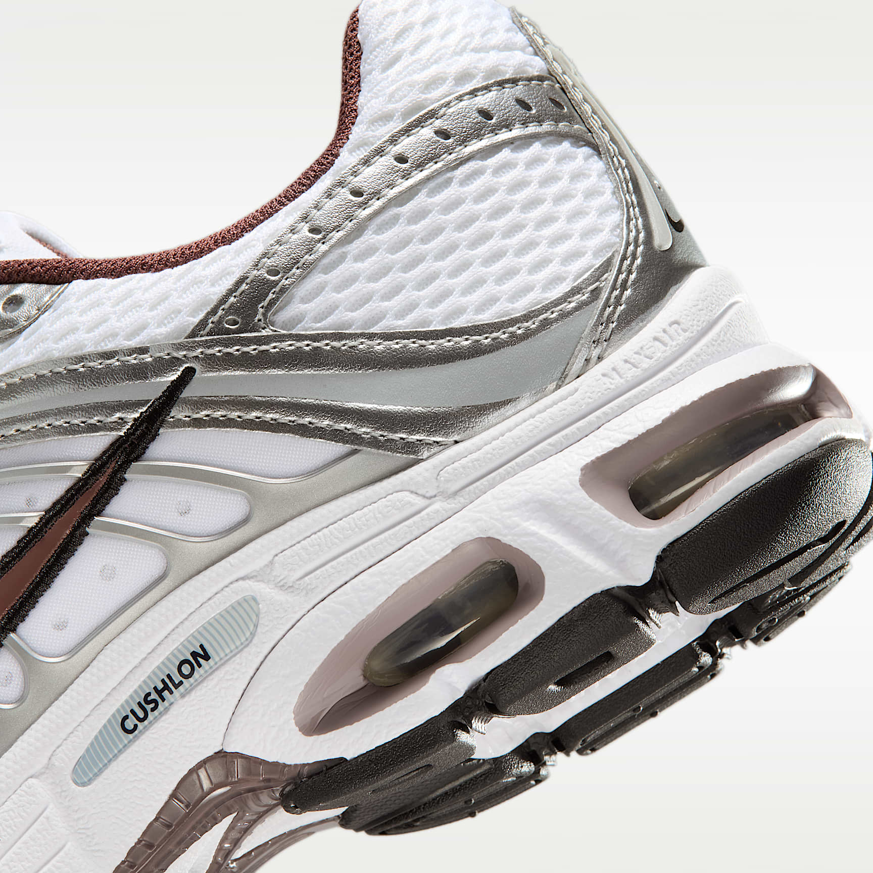 Nike Air Max Moto 2K Schuh mit reflektierenden Akzenten (Damen) – Weiß/Metallic Silver/Schwarz/Tattoo