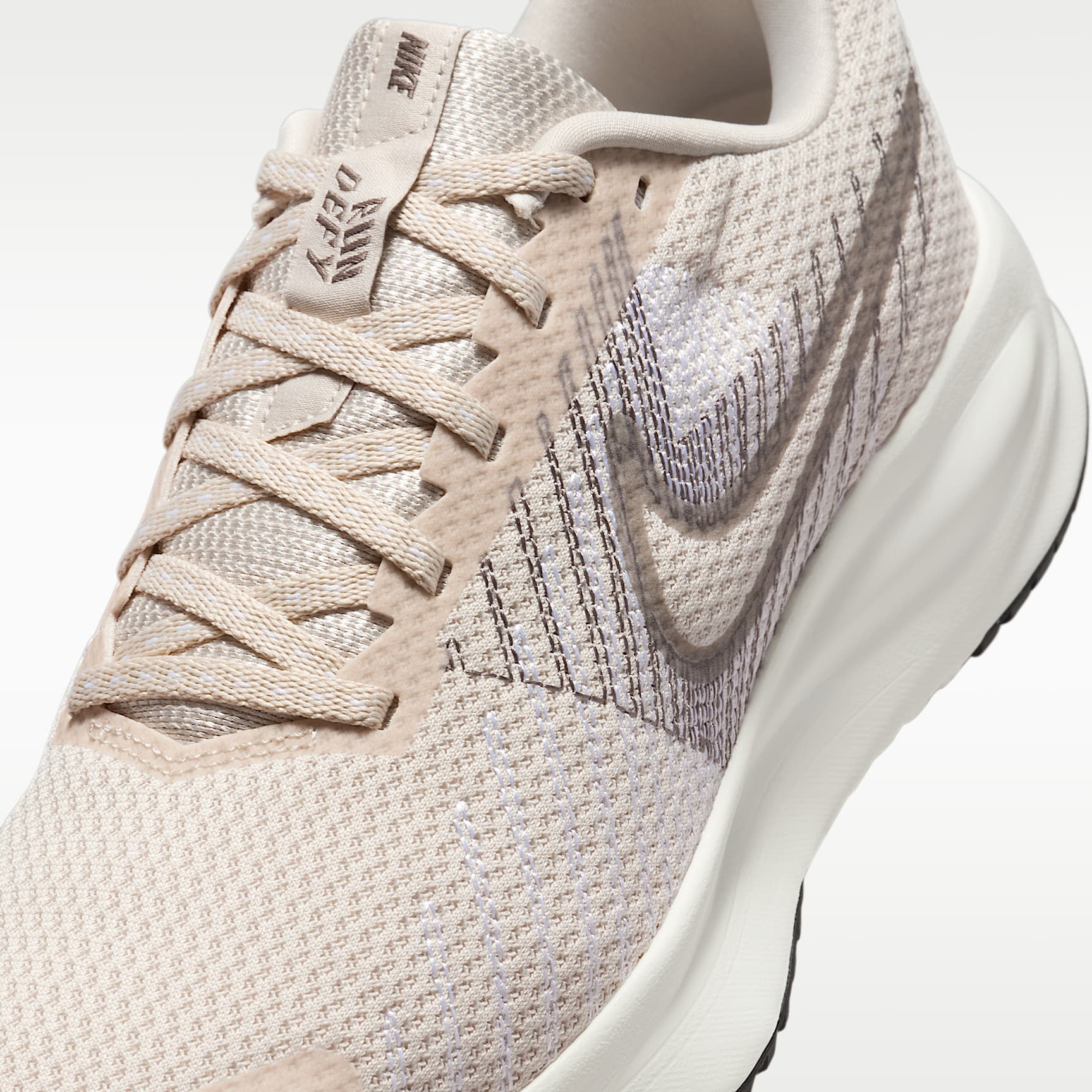 Nike Run Defy Straßenlaufschuh (Damen) – Light Orewood Brown/Cave Stone/Weiß/College Grey