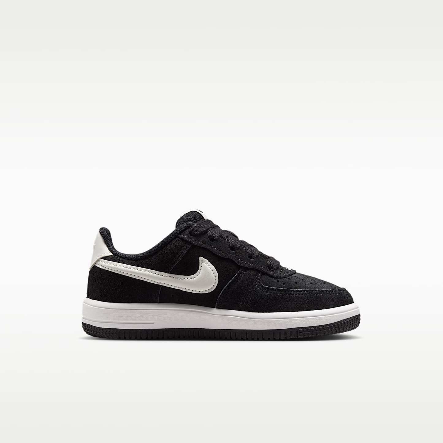 Nike Force 1 Low Schuh (jüngere Kinder) – Schwarz/Sail