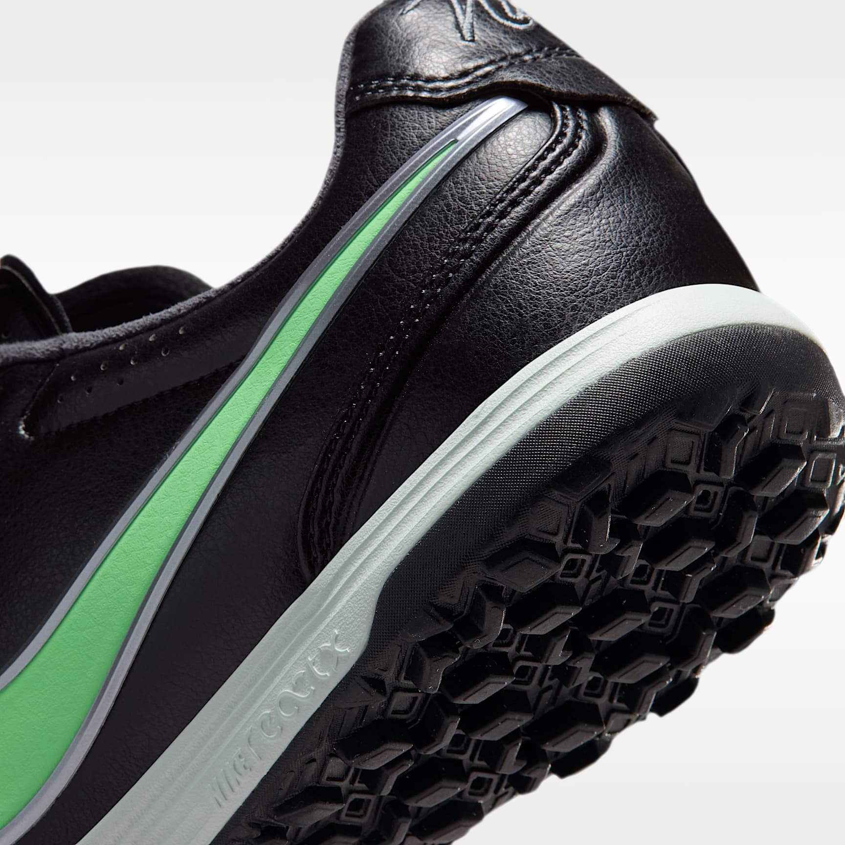 Nike Tiempo Ligera Pro Low-Top-Fußballschuh für Turf – Schwarz/Schwarz/Illusion Green