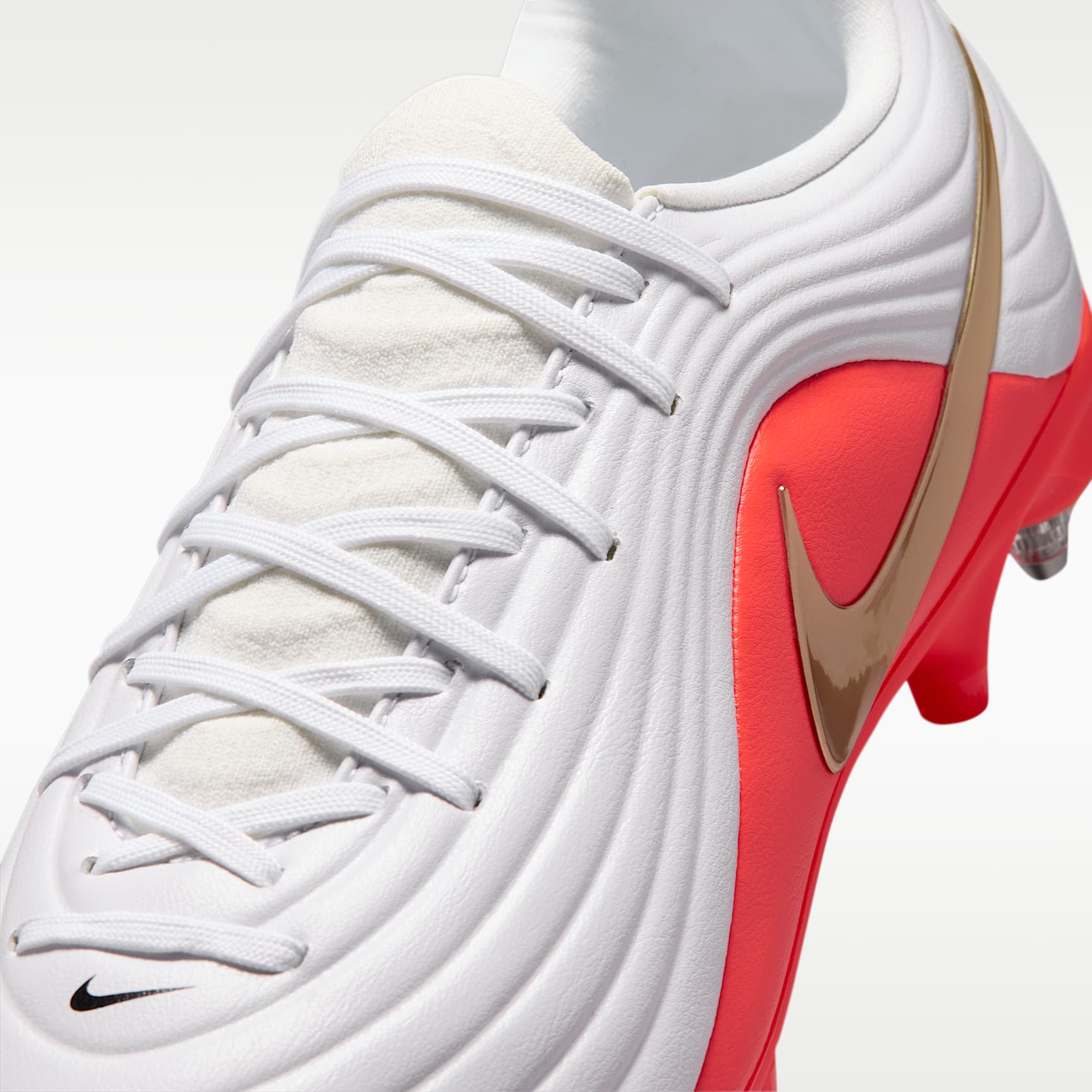 Nike Tiempo Maestro Academy Low Top Fußballschuh für weichen Rasen – Weiß/Bright Crimson/Blur