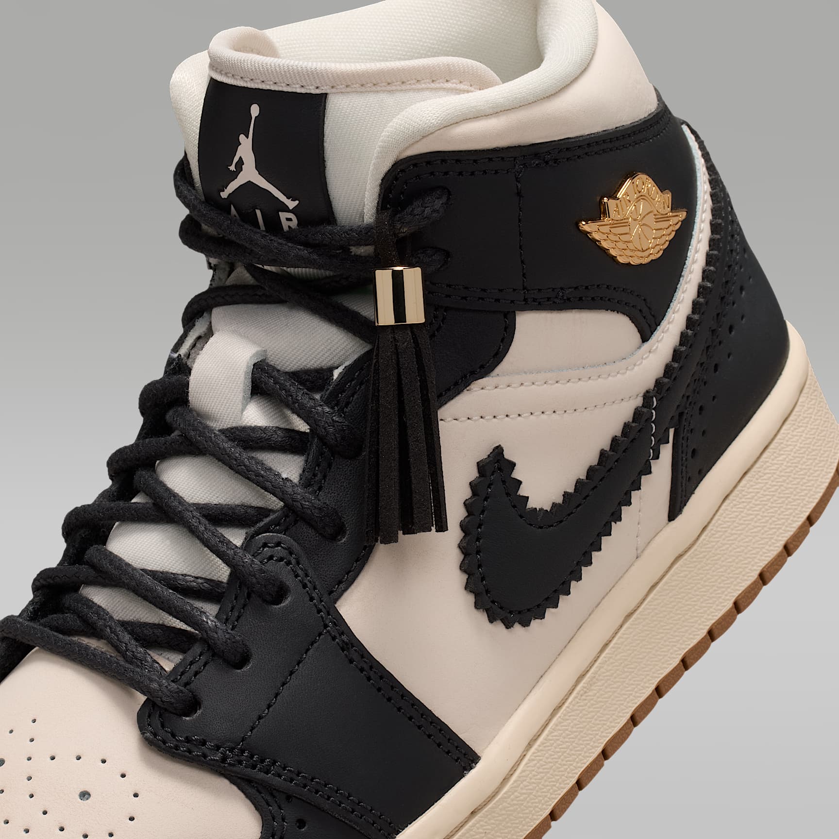 Air Jordan 1 Mid SE Schuh (Damen) – Off Noir/Chalk/Pearl White/Chalk