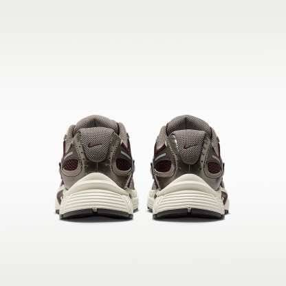 Nike V5 RNR Schuh mit reflektierenden Akzenten (Damen) – Burgundy Crush/College Grey/Light Orewood Brown/Schwarz