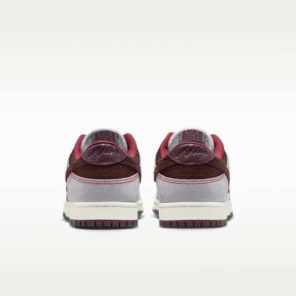 Nike Dunk Low Retro SE Schuh (Herren) – Pure Platinum/Wolf Grey/Team Red/Burgundy Crush