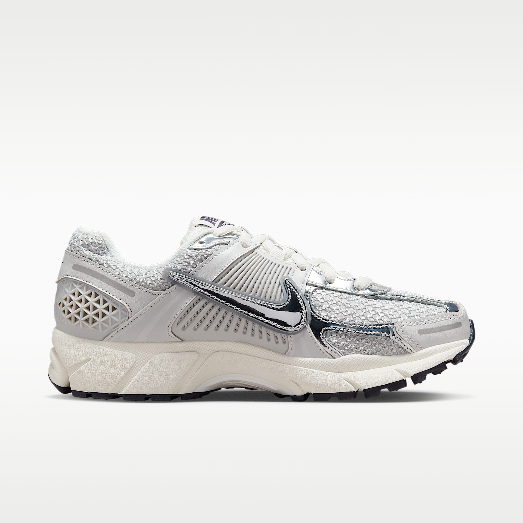 Nike Zoom Vomero 5 Schuh (Damen) – Photon Dust/Gridiron/Sail/Chrome