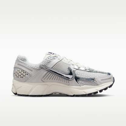 Nike Zoom Vomero 5 Schuh (Damen) – Photon Dust/Gridiron/Sail/Chrome