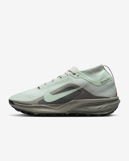 ACG Pegasus Trail GORE-TEX wasserdichter Traillaufschuh (Herren) – Light Silver/Light Army/Safety Orange/Light Silver
