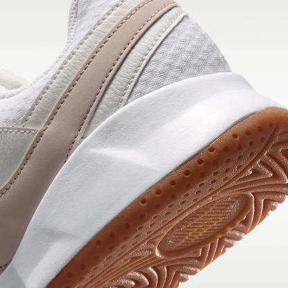 NikeCourt Lite 4 Herren-Tennisschuh – Weiß/Summit White/Linen/Light Orewood Brown