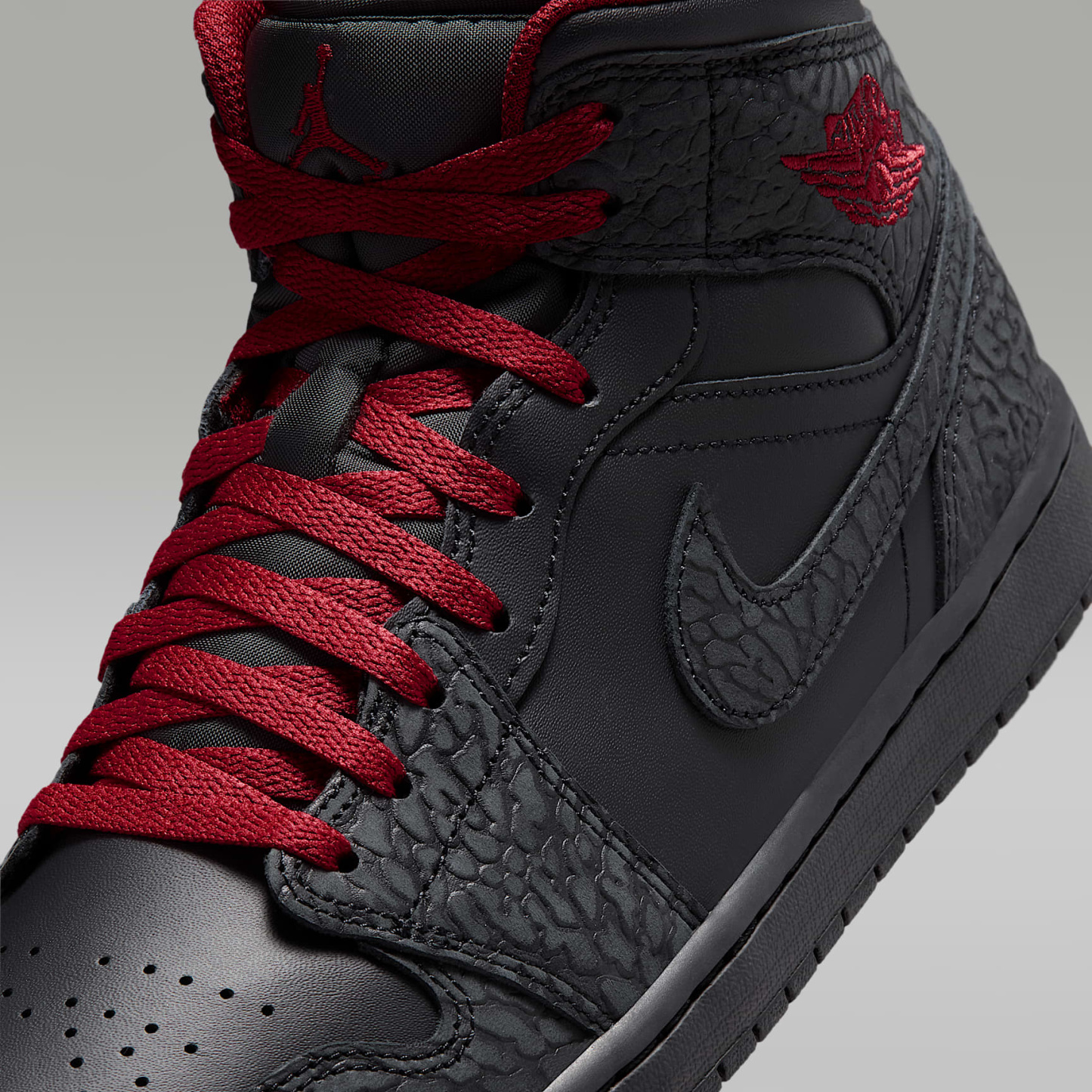 Air Jordan 1 Mid SE Schuh (Herren) – Schwarz/Schwarz/Tough Red