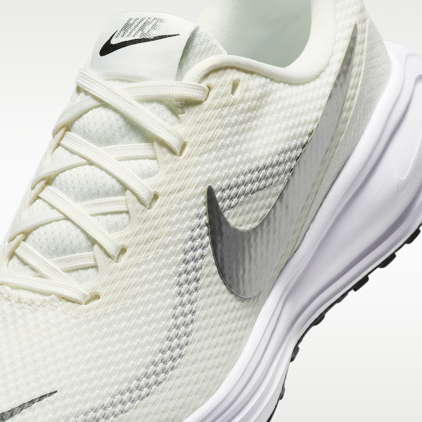 Nike Revolution 8 Straßenlaufschuh (Damen) – Sail/Weiß/Schwarz/Metallic Silver