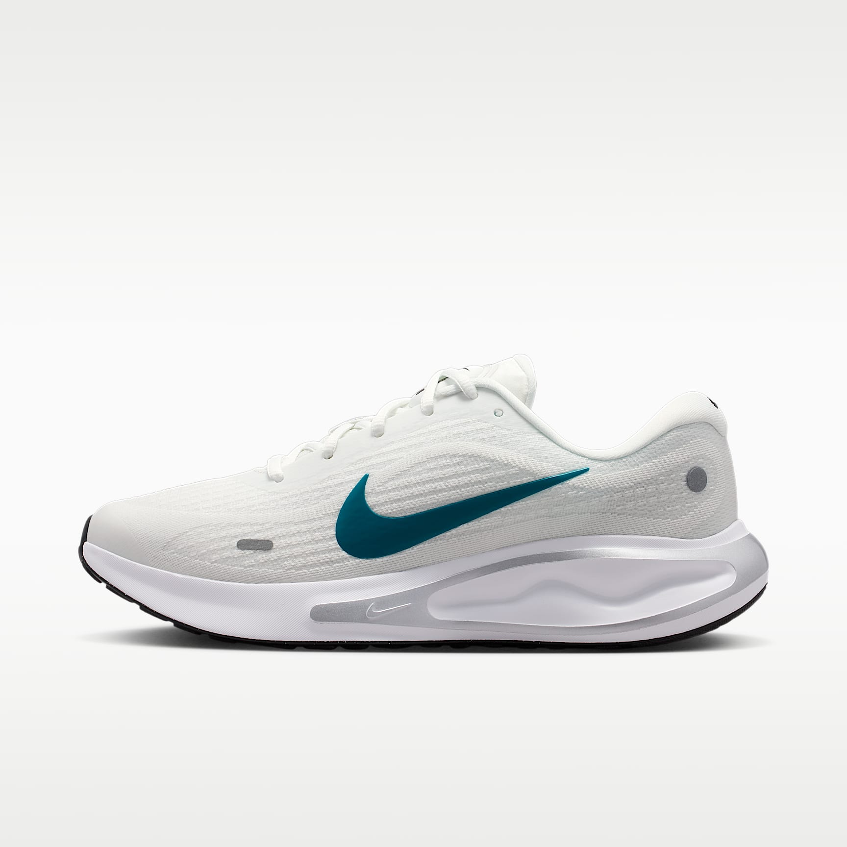 Nike Journey Run Straßenlaufschuh (Herren) – Summit White/Schwarz/Metallic Silver/Bright Spruce