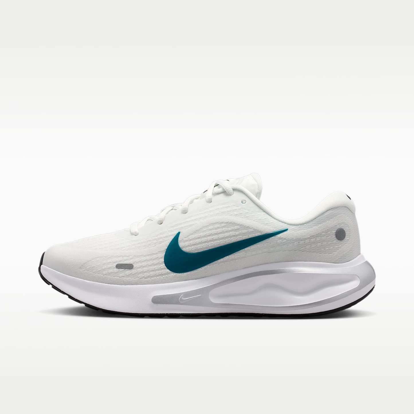 Nike Journey Run Straßenlaufschuh (Herren) – Summit White/Schwarz/Metallic Silver/Bright Spruce