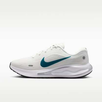 Nike Journey Run Straßenlaufschuh (Herren) – Summit White/Schwarz/Metallic Silver/Bright Spruce