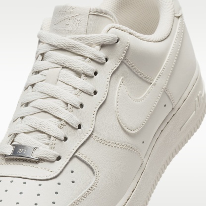 Nike Air Force 1 '07 Schuh (Herren) – Light Bone/Metallic Silver/Light Bone