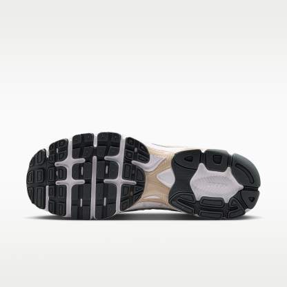 Nike Air Max Moto 2K Schuh (Herren) – Light Orewood Brown/Phantom/Sanddrift/Summit White