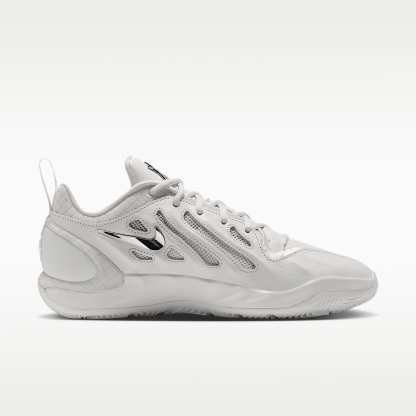 A'Two "White Label LX" A'ja Wilson Basketballschuh – Sail/Schwarz/Metallic Silver