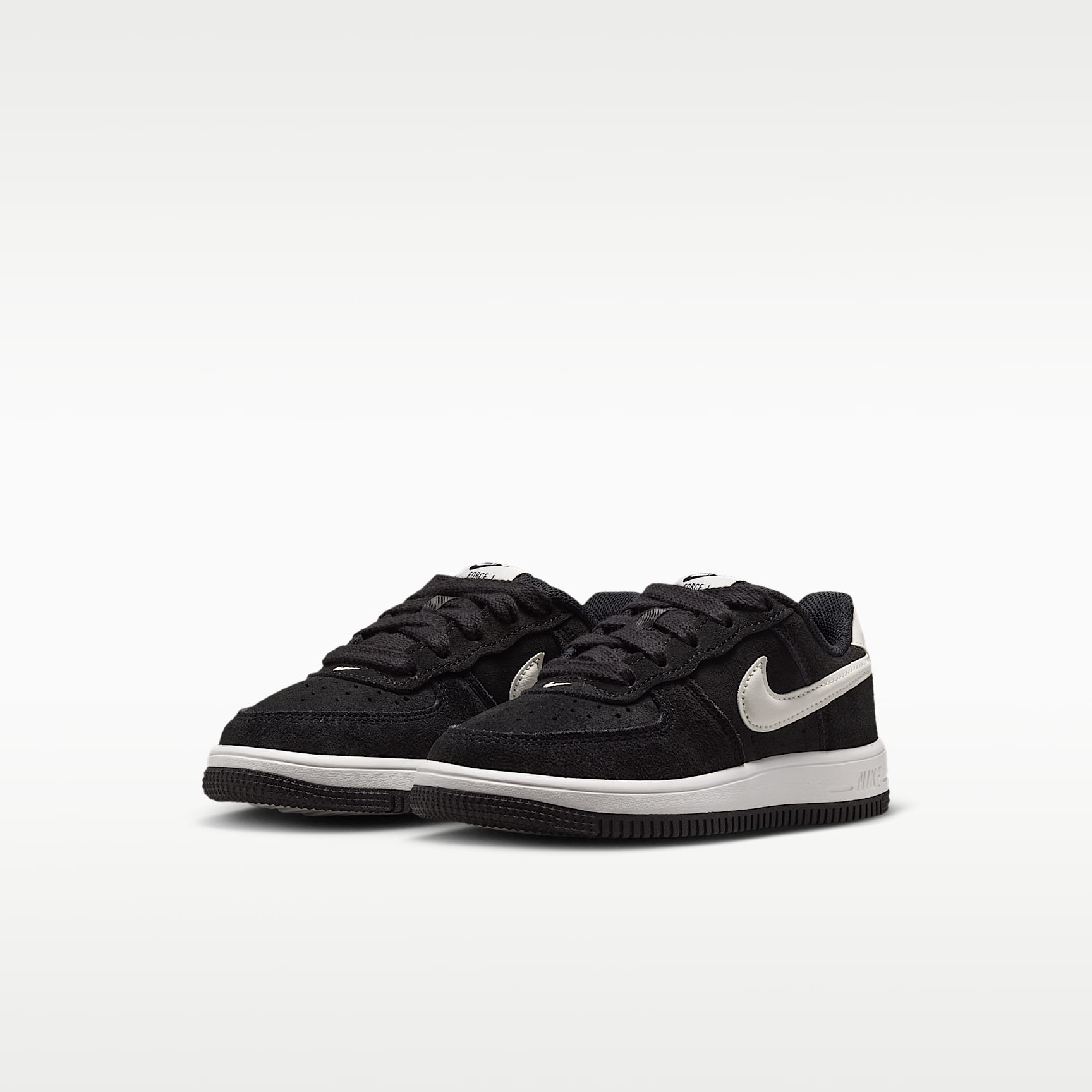 Nike Force 1 Low Schuh (jüngere Kinder) – Schwarz/Sail