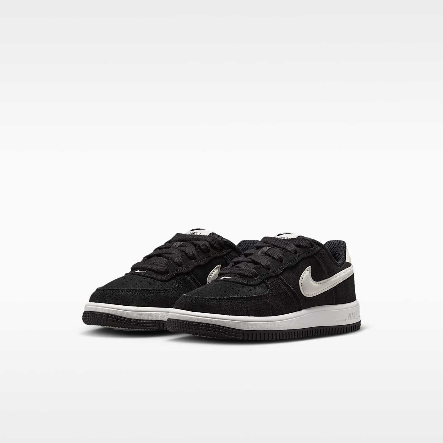 Nike Force 1 Low Schuh (jüngere Kinder) – Schwarz/Sail