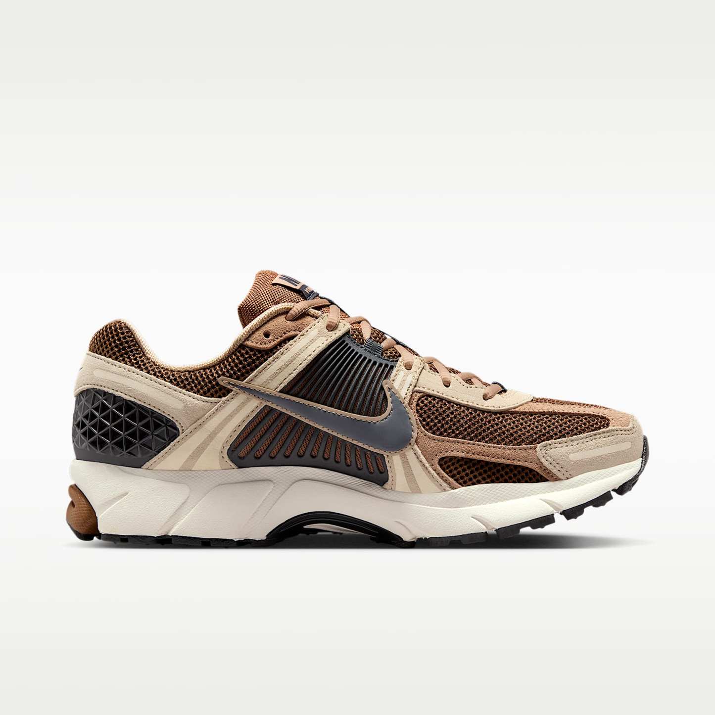 Nike Zoom Vomero 5 Herrenschuh – Light British Tan/British Khaki/Linen/Dark Smoke Grey