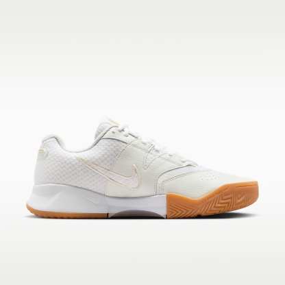 NikeCourt Lite 4 Herren-Tennisschuh für Sandplätze – Weiß/Summit White/Linen/Light Orewood Brown