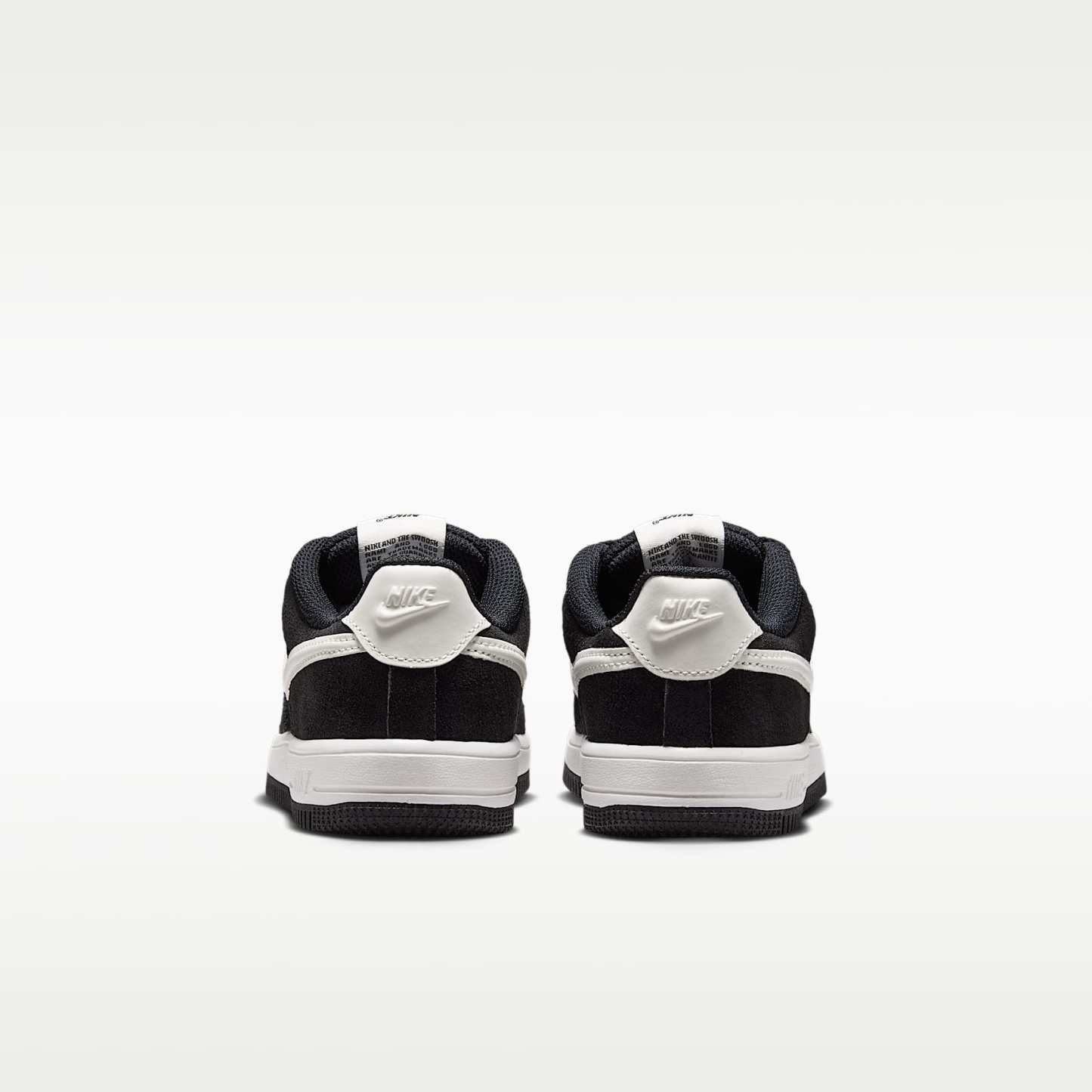 Nike Force 1 Low Schuh (jüngere Kinder) – Schwarz/Sail