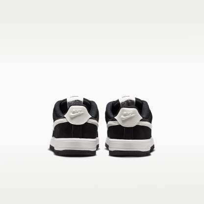 Nike Force 1 Low Schuh (jüngere Kinder) – Schwarz/Sail