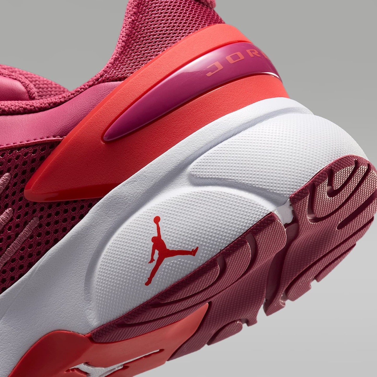 Jordan Trunner Flow Damenschuhe – Sweet Beet/Pale Ivory/Desert Berry/Track Red