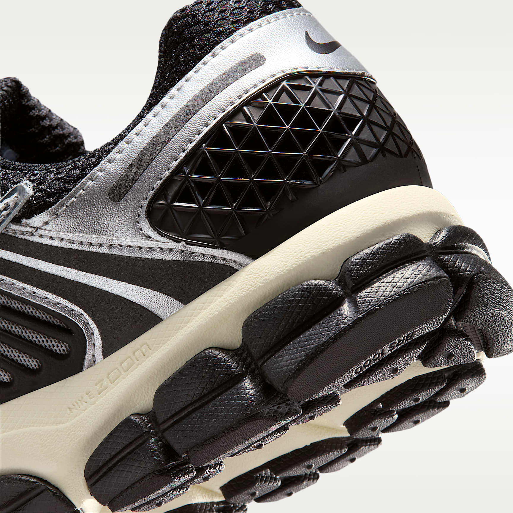 Nike Zoom Vomero 5 Schuh (Herren) – Schwarz/Metallic Silver/Coconut Milk/Chrome