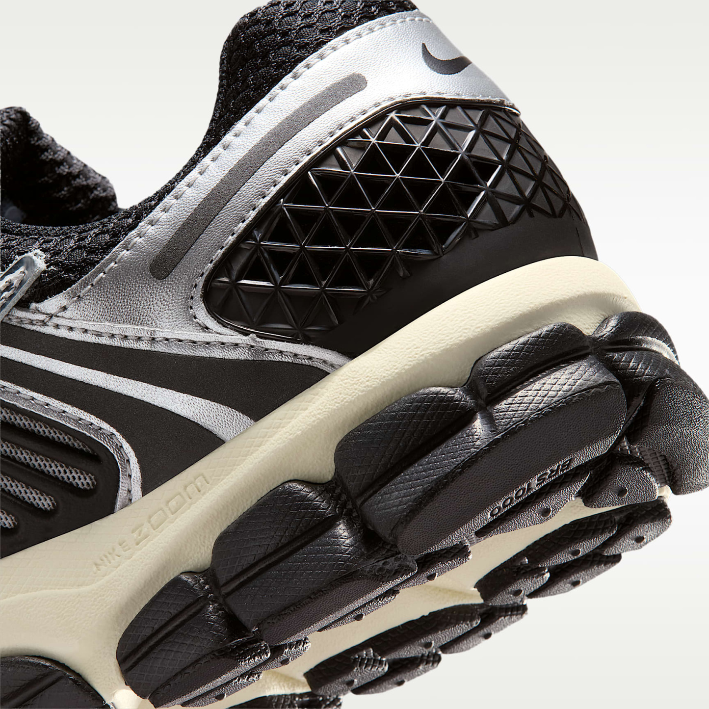 Nike Zoom Vomero 5 Schuh (Herren) – Schwarz/Metallic Silver/Coconut Milk/Chrome