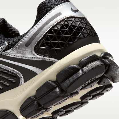Nike Zoom Vomero 5 Schuh (Herren) – Schwarz/Metallic Silver/Coconut Milk/Chrome