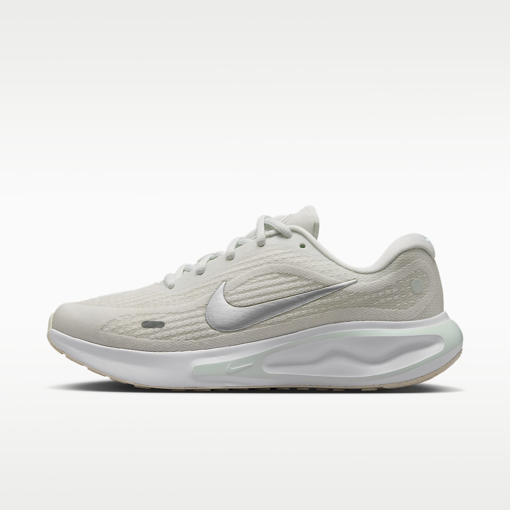 Nike Journey Run Straßenlaufschuh für Damen – Summit White/Barely Green/Weiß/Metallic Silver