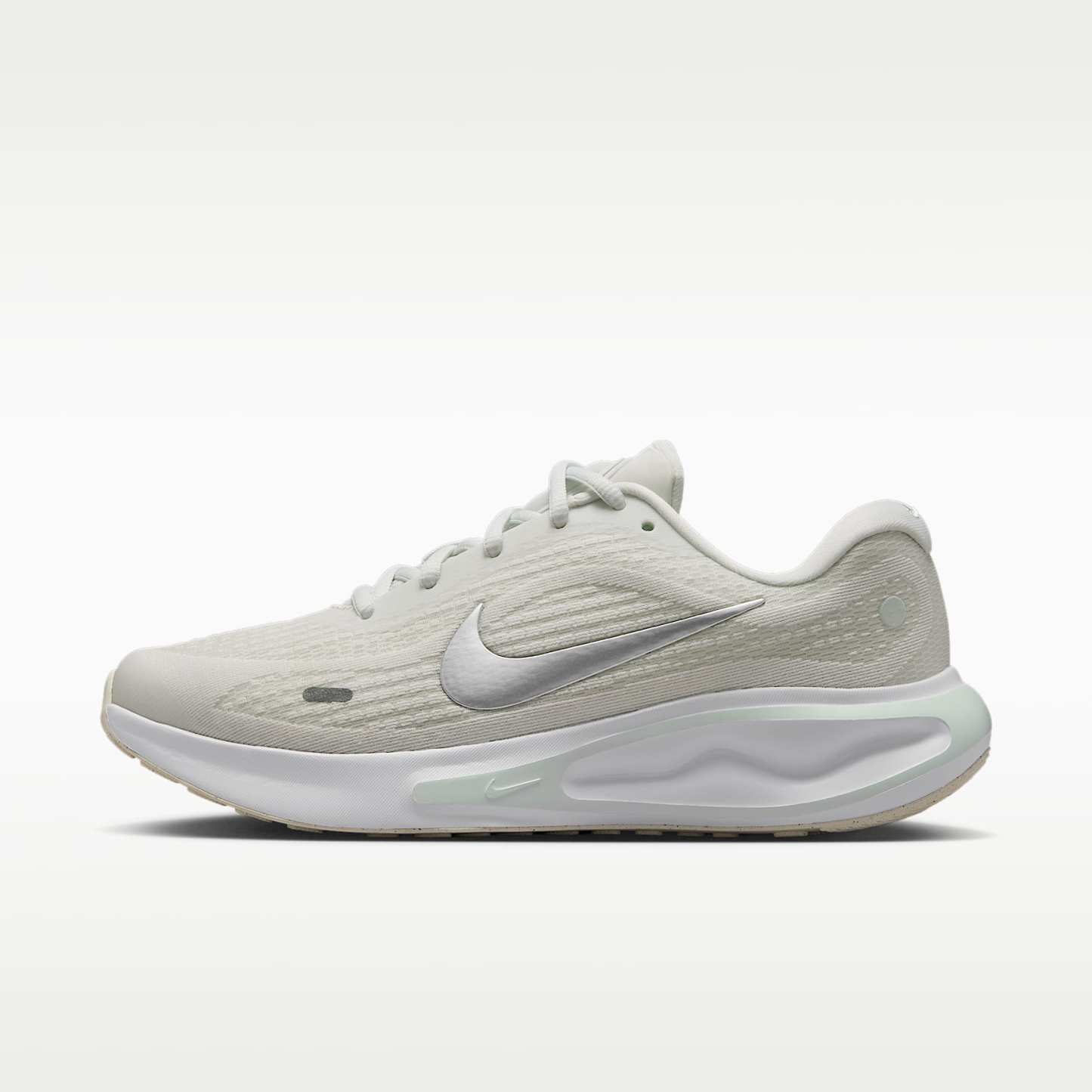 Nike Journey Run Straßenlaufschuh für Damen – Summit White/Barely Green/Weiß/Metallic Silver