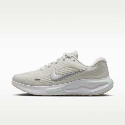 Nike Journey Run Straßenlaufschuh für Damen – Summit White/Barely Green/Weiß/Metallic Silver