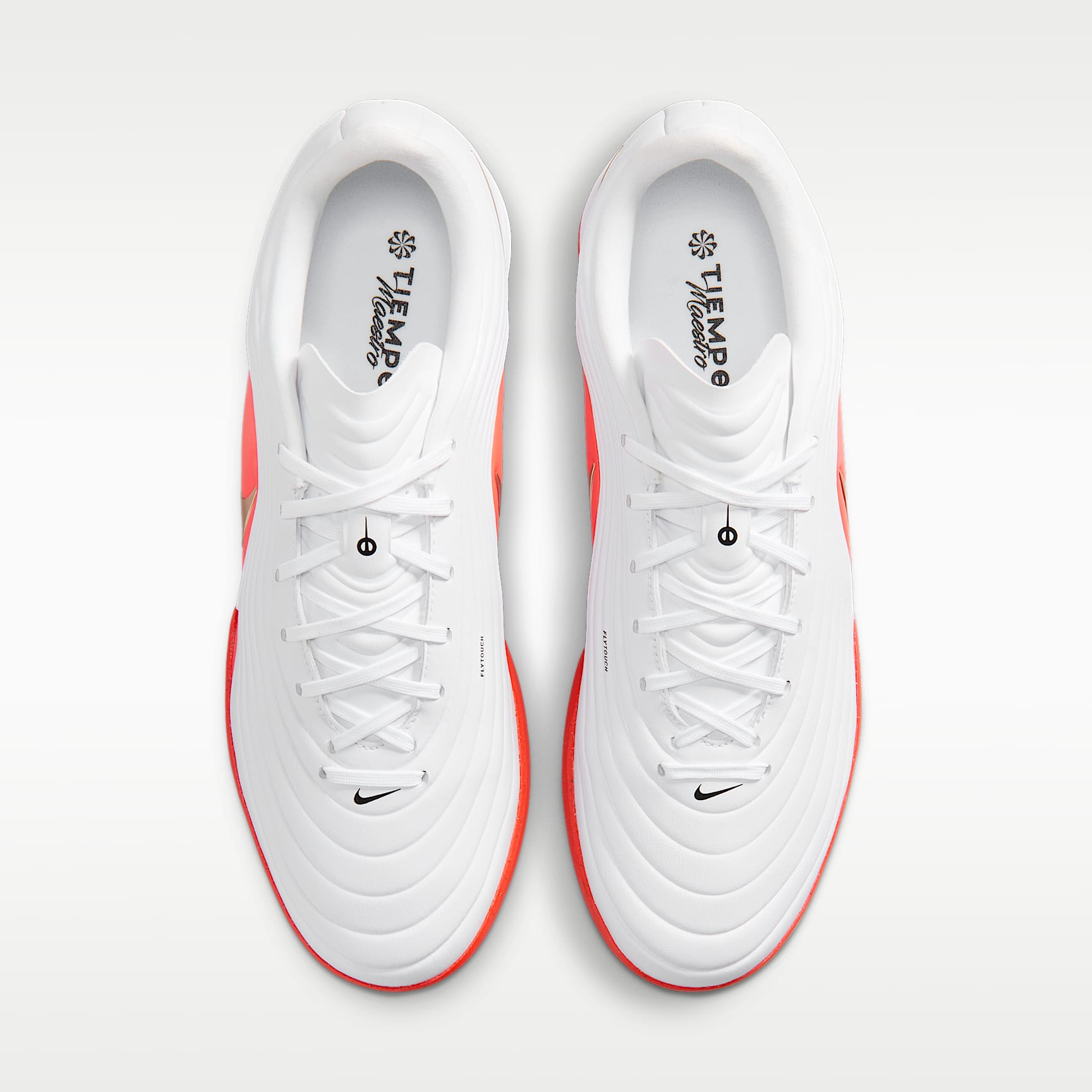 Nike Tiempo Maestro Academy Low-Top-Fußballschuh für Turf – Weiß/Bright Crimson/Blur