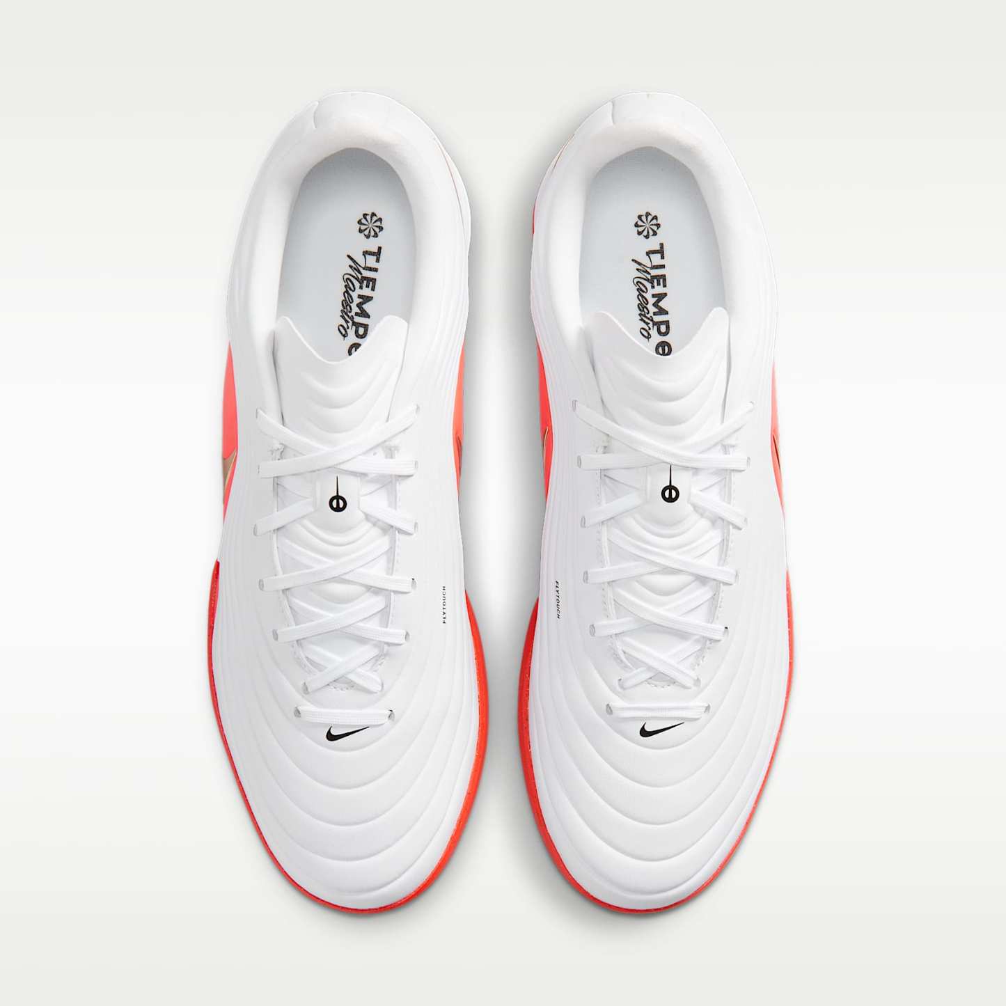 Nike Tiempo Maestro Academy Low-Top-Fußballschuh für Turf – Weiß/Bright Crimson/Blur
