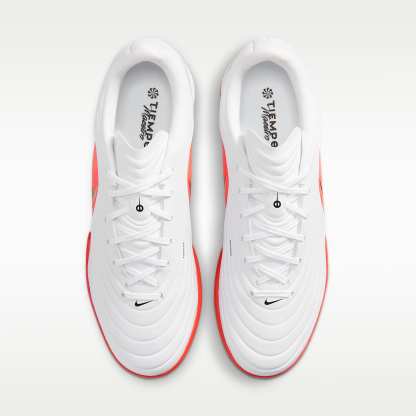 Nike Tiempo Maestro Academy Low-Top-Fußballschuh für Turf – Weiß/Bright Crimson/Blur